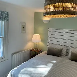 https://bristol-townhouse-with-harbour-views-sleeps-7.tophotelsbath.com