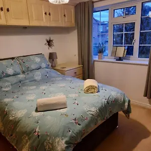 https://redmire-2-bed-1st-floor-flat-overlooking-green.hotels-newcastle-upon-tyne.com